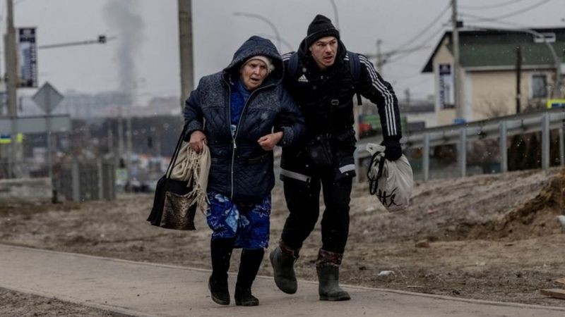 Ucranianos fogem da cidade de Irpin diante da ameaça da guerra (Foto: Reuters via BBC News)