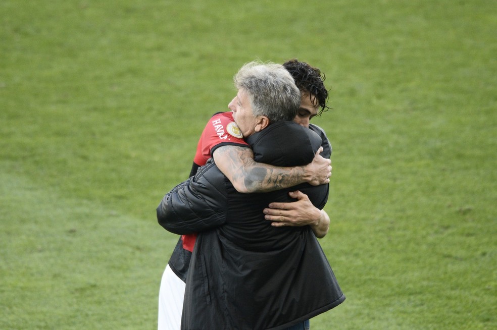 Gustavo Henrique abraçou Renato na comemoração do segundo gol do Flamengo — Foto: Marcos Ribolli