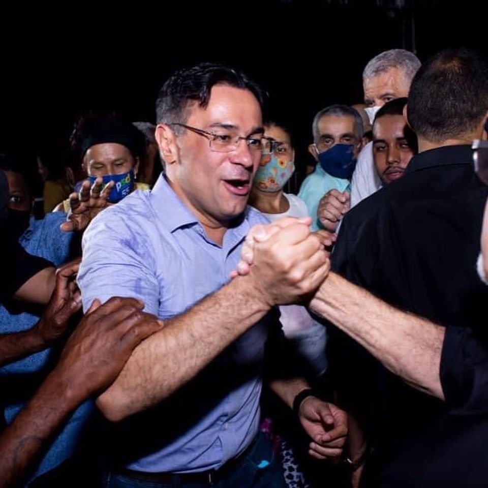 Prefeito e candidato à reeleição em Cubatão, SP, Ademario posa sem máscara durante comício