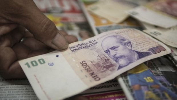 Adoção de moeda única foi tema de conversa; acima, nota de peso argentino (Foto: AFP/Via BBC News Brasil)