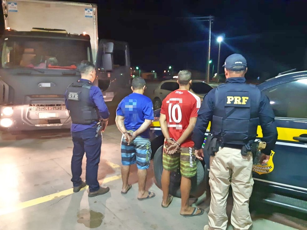 Caminhoneiro foi preso junto com outro homem que estava transportando droga no caminhão, em Pernambuco — Foto: PRF-PB/Divulgação