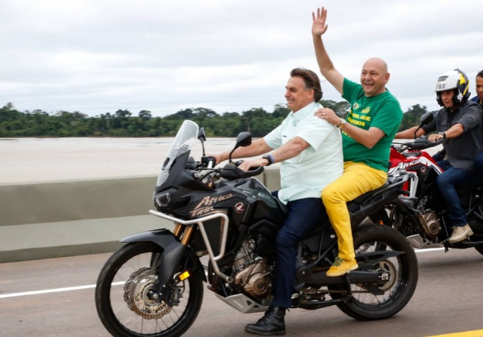 Luciano Hang de carona com Bolsonaro durante passeio de moto em Rondônia em maio de 2021. — Foto: Reprodução/Redes sociais