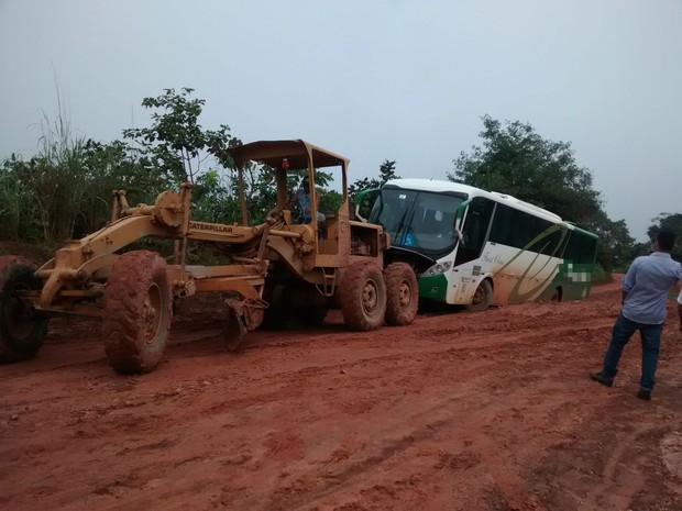 O ônibus ficou atolado na estrada que liga Itacajá a Santa Maria do Tocantins (Foto: Internauta/VC no G1)