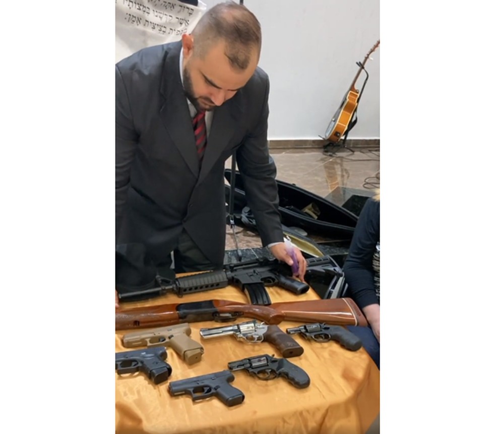 Delegado de Curitiba leva armas para pastor 'abençoar' em igreja evangélica — Foto: Reprodução 