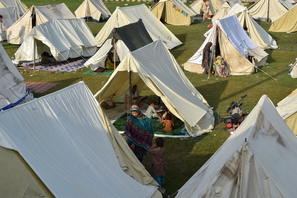 Acampamento improvisado para desabrigados pelas chuvas, no distrito de Charsadda — Foto: Abdul MAJEED/AFP