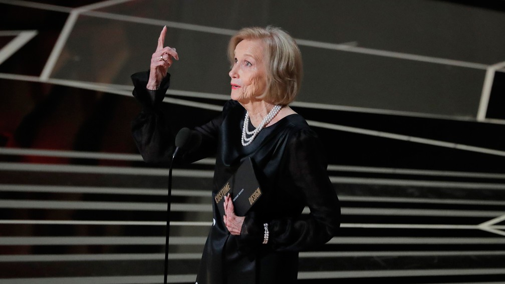 A atriz Eva Marie Saint, vencedora do Oscar em 1954, anuncia prêmio na cerimônia deste ano (Foto: Lucas Jackson/Reuters)