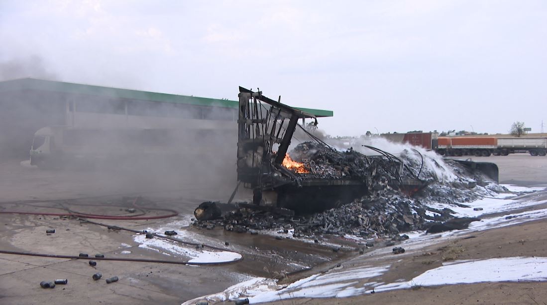 Caminhão é consumido por fogo em posto de combustíveis em Uberlândia