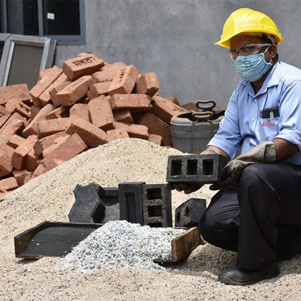 Empresa indiana cria tijolo para construção a partir de plástico e areia reciclados (Foto: Divulgação)