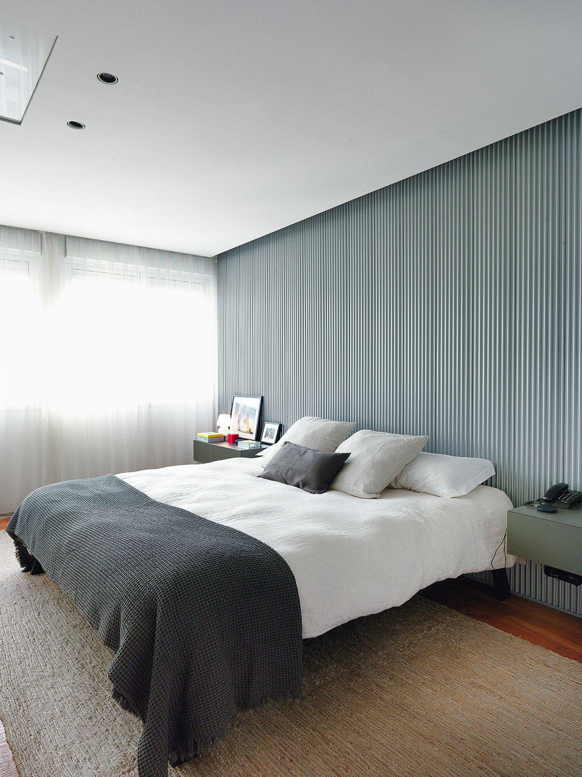 SUÍTE | Seguindo a paleta do projeto com predomínio de tons neutros, a suíte recebeu cama da Auping; painel ripado Miniwave, da Hunter Douglas; cortina da Uniflex Gabriel; luminárias da ,ovo e roupa de cama da Zara Home (Foto: Valentino Fialdini / Divulgação) Seguindo a paleta do projeto com predomínio de tons neutros, a suíte recebeu cama da Auping; painel ripado Miniwave, da Hunter Douglas; cortina da Uniflex Gabriel; luminárias da ,ovo e roupa de cama da Zara Home (Foto: Valentino Fialdini / Divulgação)