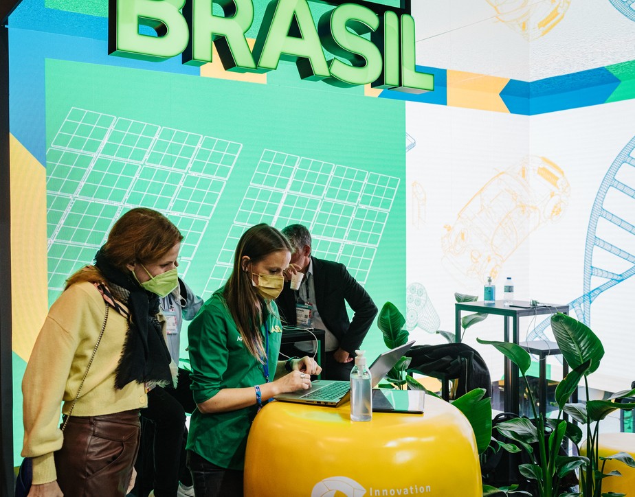 Participantes no estande do Brasil durante a última Web Summit, em 2021