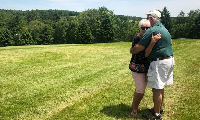 Nick e Bobbi Ercoline posam juntos no mesmo local em que a icônica foto do casal de Woodstock foi tirada há 50 anos