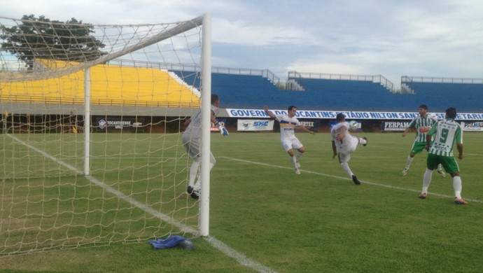 Gol de André Leonel, atacante do Palmas, no empate contra o Tocantinópolis (Foto: Vilma Nascimento/GloboEsporte.com)