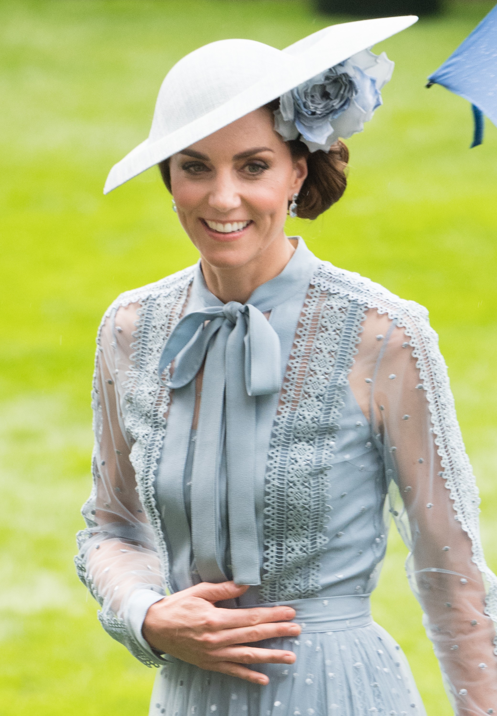 A duquesa Kate Middleton, esposa do Príncipe William, com a mão na barriga (Foto: Getty Images)