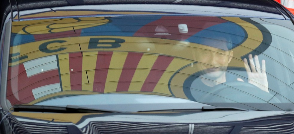 Ernesto Valverde, em seu último gesto como técnico Barcelona: um aceno ao deixar o centro de treinamentos do clube na manhã desta segunda — Foto: Albert Gea/Reuters