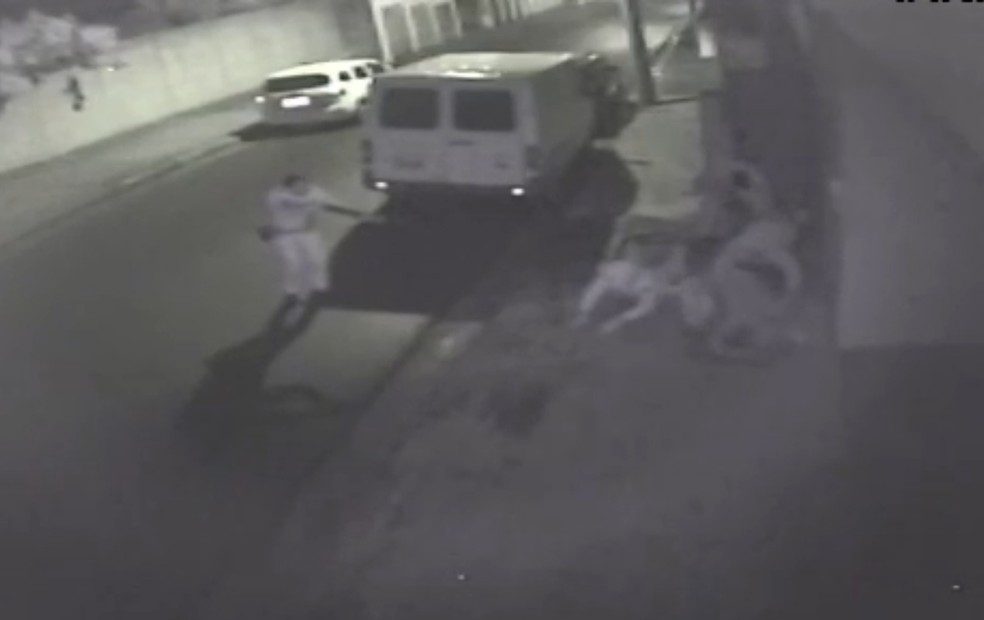 Câmera de segurança flagrou o momento em que polícia aborda os criminosos em Pilar do Sul (SP) — Foto: Circuito de segurança/Reprodução