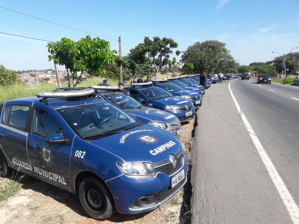 Guarda Municipal se concentra na Avenida Lix da Cunha para fazer a escolta de caminhões (Foto: Wesley Justino/EPTV)