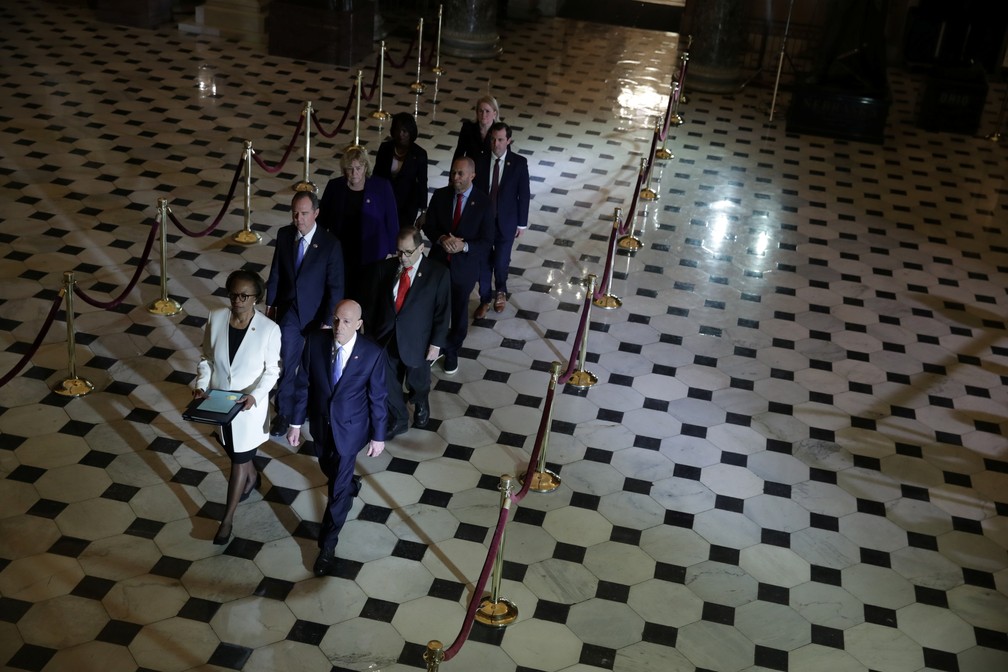 Deputados democratas levam processo de impeachment contra Trump ao Senado dos EUA nesta quarta-feira (15)  — Foto: Jonathan Ernst/Reuters