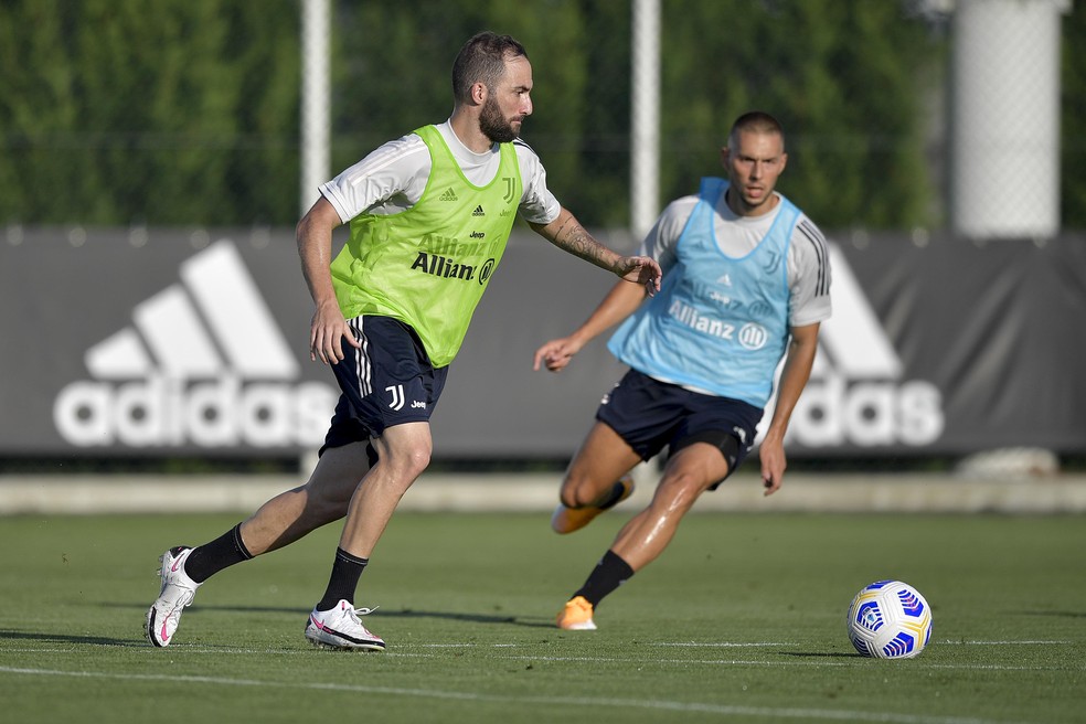 Mesmo dispensado por Pirlo, Higuaín segue treinando na Juventus — Foto: Getty Images