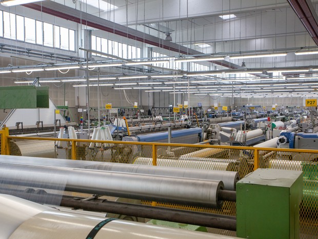 PUTIGNANO, ITALY - MAY 18: Inside a factory producing a social distancing fabric which can be used instead of plexiglass to avoid Covid-19 contamination on May 18, 2020 in Putignano, Italy. (Photo by Donato Fasano/Getty Images) (Foto: Getty Images)