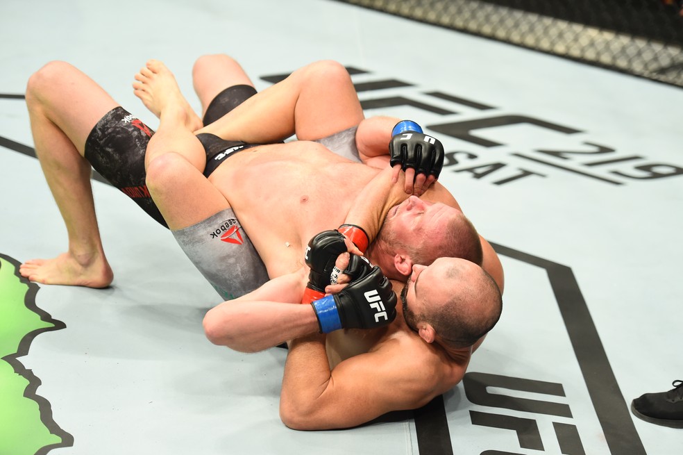 Glover Teixeira busca um mata-leão contra Misha Cirkunov, no UFC Winnipeg (Foto: Josh Hedges/Getty Images)