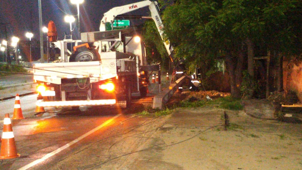Poste quebrado foi substituído na manhã desta sexta-feira (24) — Foto: Rafaela Duarte/Verdes Mares