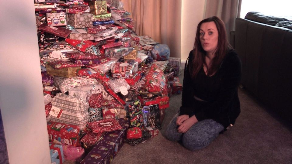 Emma diante da árvore de Natal bem recheada