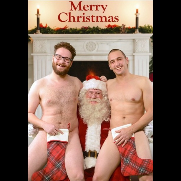 Seth Rogen, James Franco, nudez e Papai Noel. Tudo normal como sempre na vida dos dois comediantes. (Foto: Instagram)