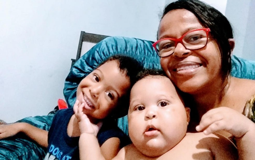Sumara Araújo e os filhos Lucas e Levi, em Feira de Santana, na Bahia — Foto: Arquivo Pessoal