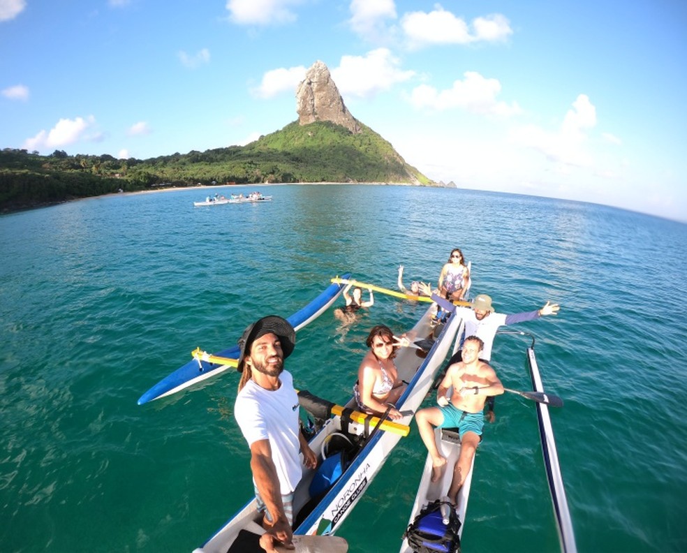 Passeio de canoa no mar de Fernando de Noronha — Foto: Divulgação 