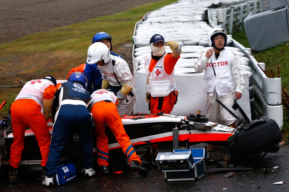 Médicos atendem Bianchi após acidente no GP do Japão de 2014 — Foto: Getty Images