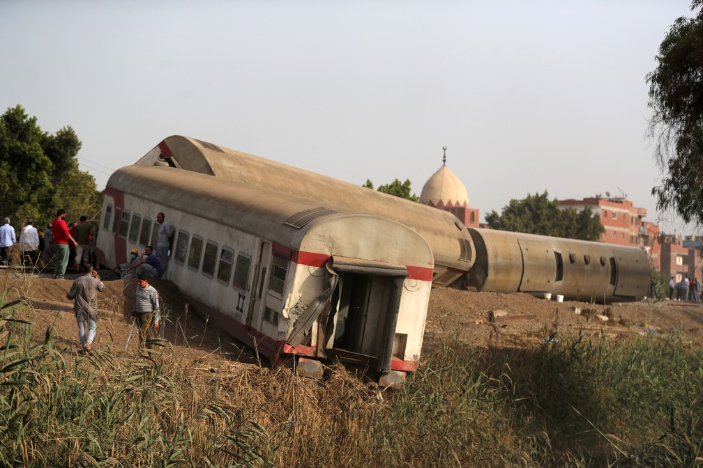 Oito vagões de trem descarrilaram e mais de 50 ambulâncias acionadas neste domingo (18) para socorrer as vítimas — Foto: Mohamed Abd El Ghany/Reuters