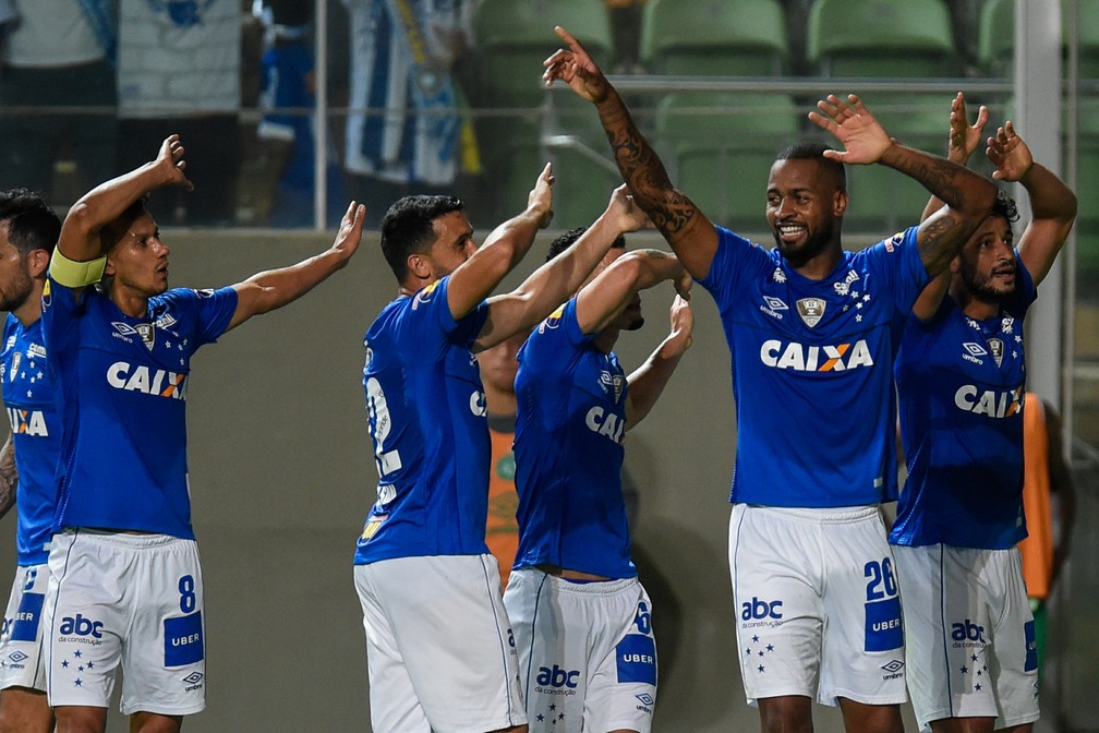 S&oacute; festa: jogadores do Cruzeiro celebram vit&oacute;ria f&aacute;cil sobre a Chapecoense &mdash; Foto: Douglas Magno/BP Filmes