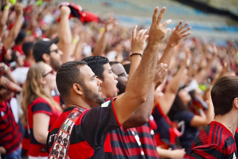 Rubro-negros cantam e comemoram chegada do Flamengo na final da Libertadores — Foto: Jorge Soares / G1