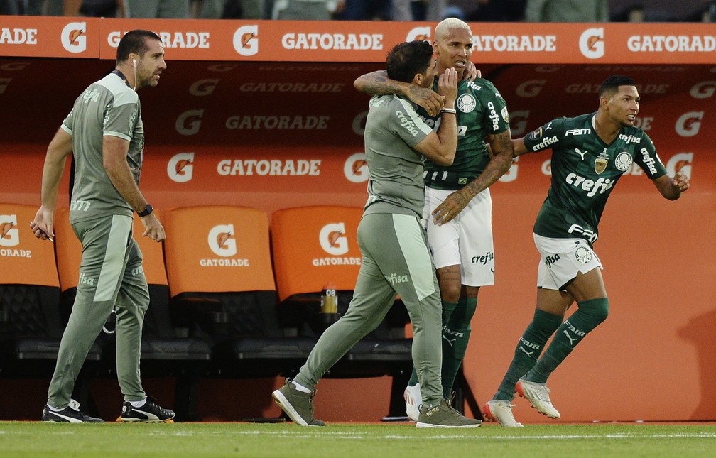 Deyverson comemora gol com Abel Ferreira — Foto: REUTERS/Andres Cuenca Olaondo