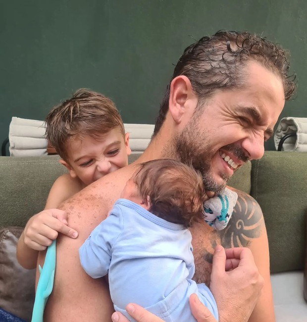 Felipe Andreoli com os filhos (Foto: Reprodução / Instagram)