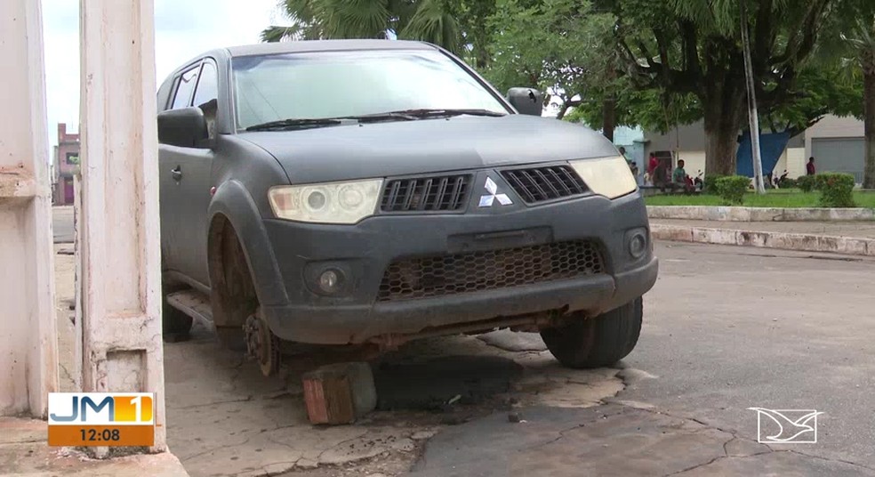 Única viatura da PM está sem pneus, sem placa e parou de rodar em Timbiras — Foto: Reprodução/TV Mirante