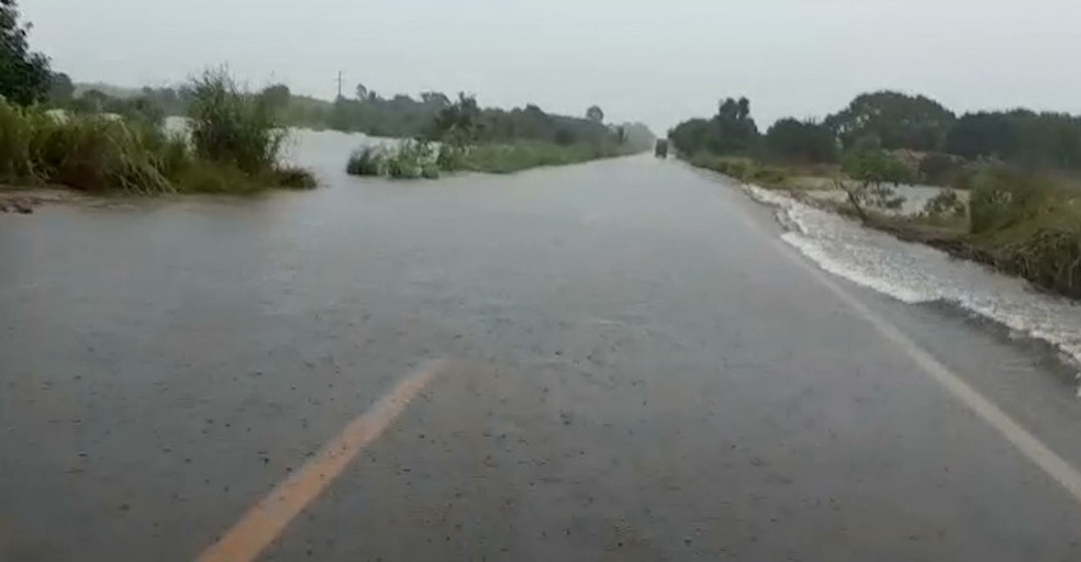 Na BR-316 no Alto Turiaçu é necessário atenção e cuidado porque os riachos transbordaram.  — Foto: Reprodução/ TV Mirante 