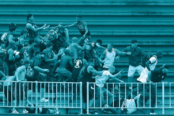 2013, JOINVILLE: no jogo entre  atlético paranaense e vasco,  as atenções deixaram o campo e se voltaram para a violência nas  arquibancadas (Foto: Pedro Kirillos/Agência O Globo)