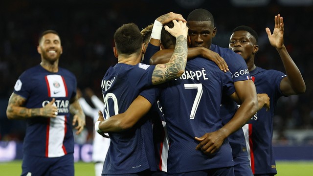 Paris Saint-Germain salva empate com pênalti polêmico contra o