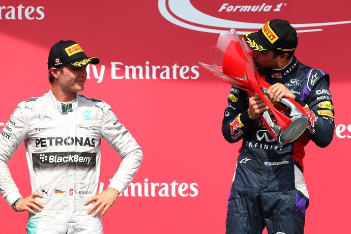 Nico Rosberg olha Daniel Ricciardo beijar troféu de vencedor do GP do Canadá (Foto: Getty Images)