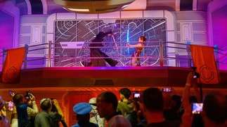 Entre as experiências imersivas no Star Wars: Galactic Starcruiser está assistir a uma luta com sabre de luz no lobby do hotelThe New York Times
