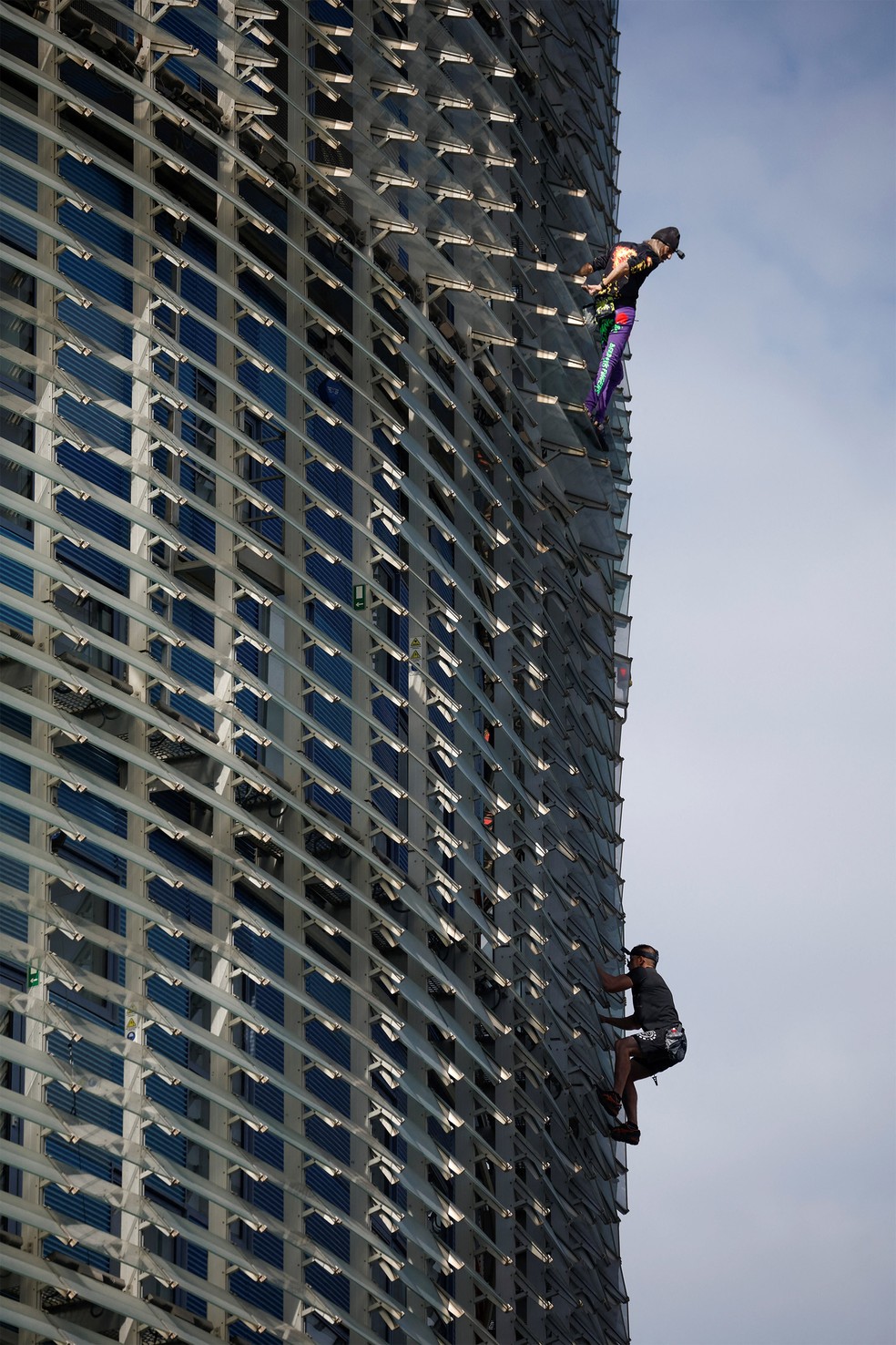A dupla não usou cinto de segurança — Foto: Albert Gea/Reuters