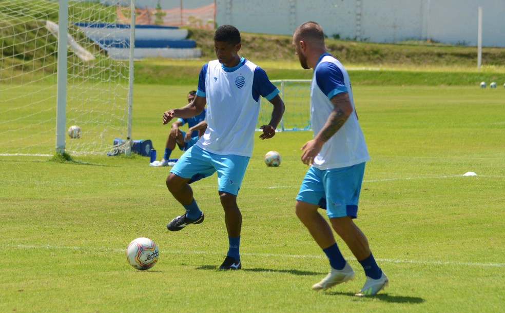 Márcio Araújo será relacionado para o jogo contra o Fortaleza — Foto: Augusto Oliveira/CSA