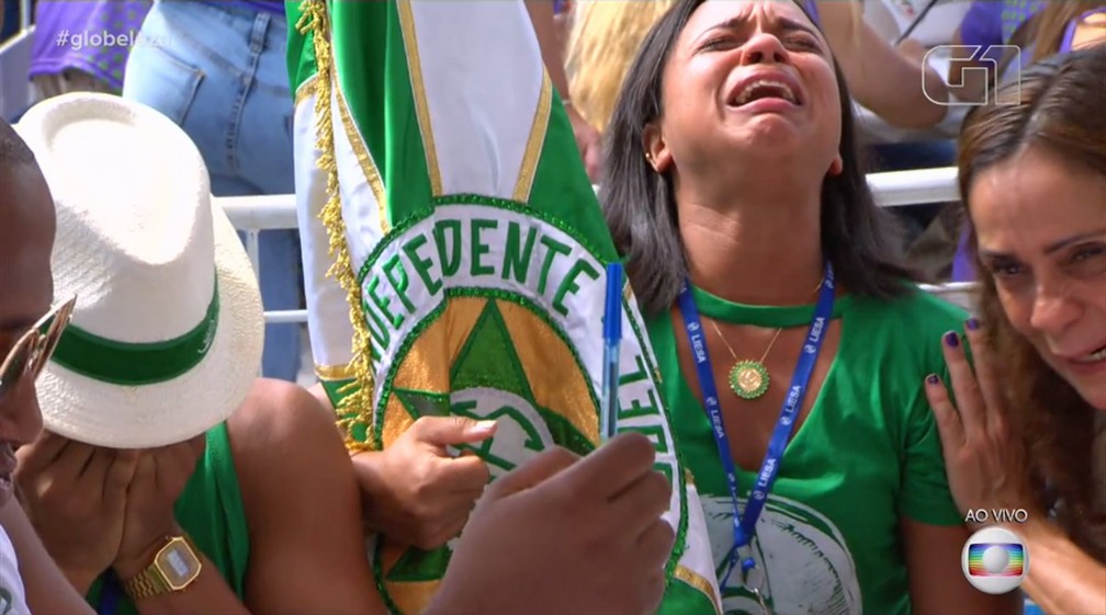 Diretoria da Mocidade Independente de Padro Miguel se emociona durante a apuração (Foto: Reprodução/TV Globo)