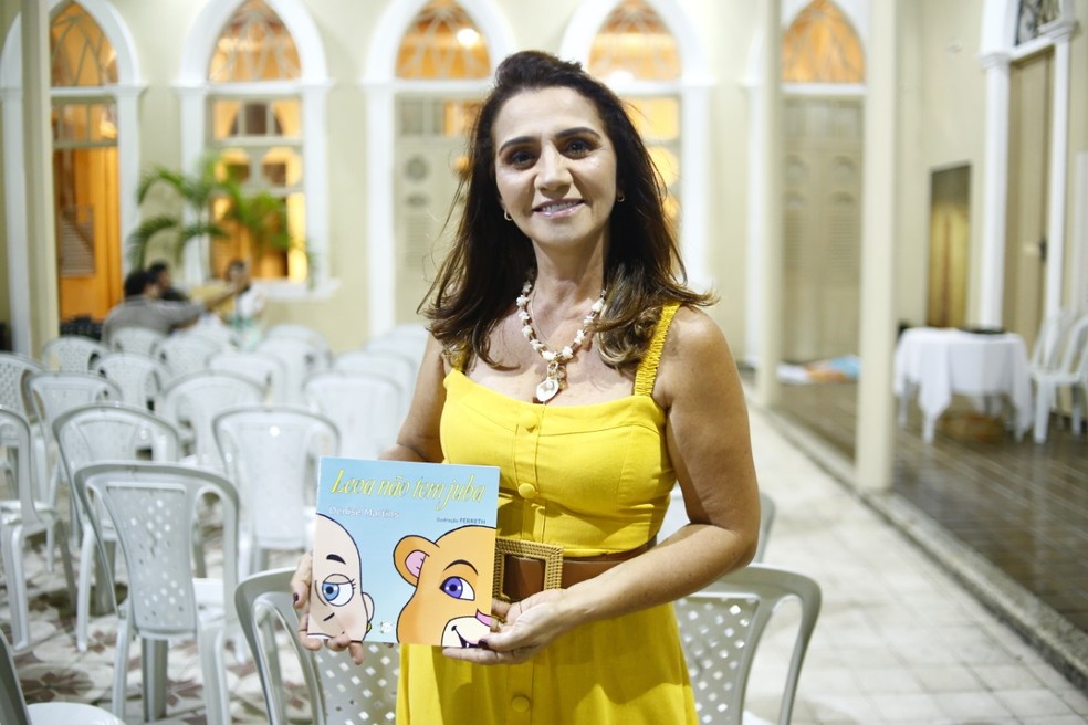 A enfermeira Denise Martins resolveu escrever o livro a partir da experiência com crianças em tratamento de câncer  — Foto: Divulgação