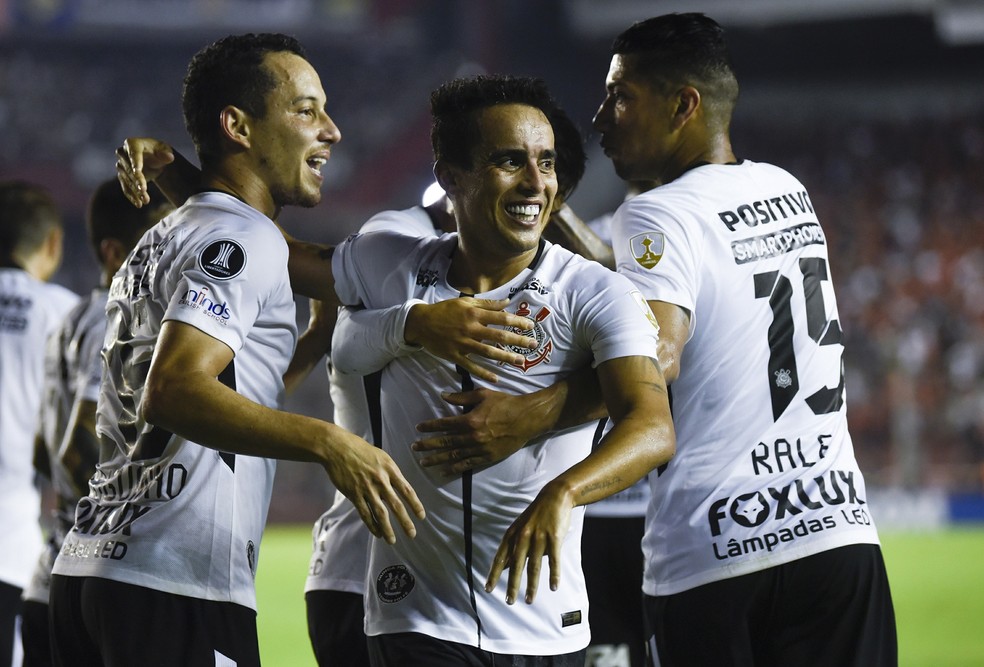 Jadson não vinha tão bem, mas fez o gol da vitória (Foto: AP/Gustavo Garello)