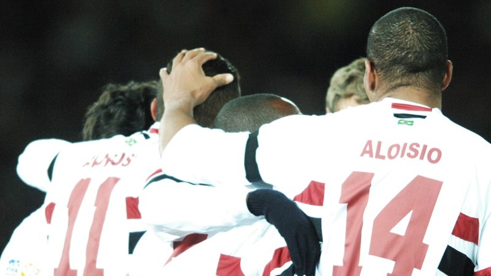 Jogadores comemoram gol de Mineiro, do São Paulo, ma final do Mundial de 2005
