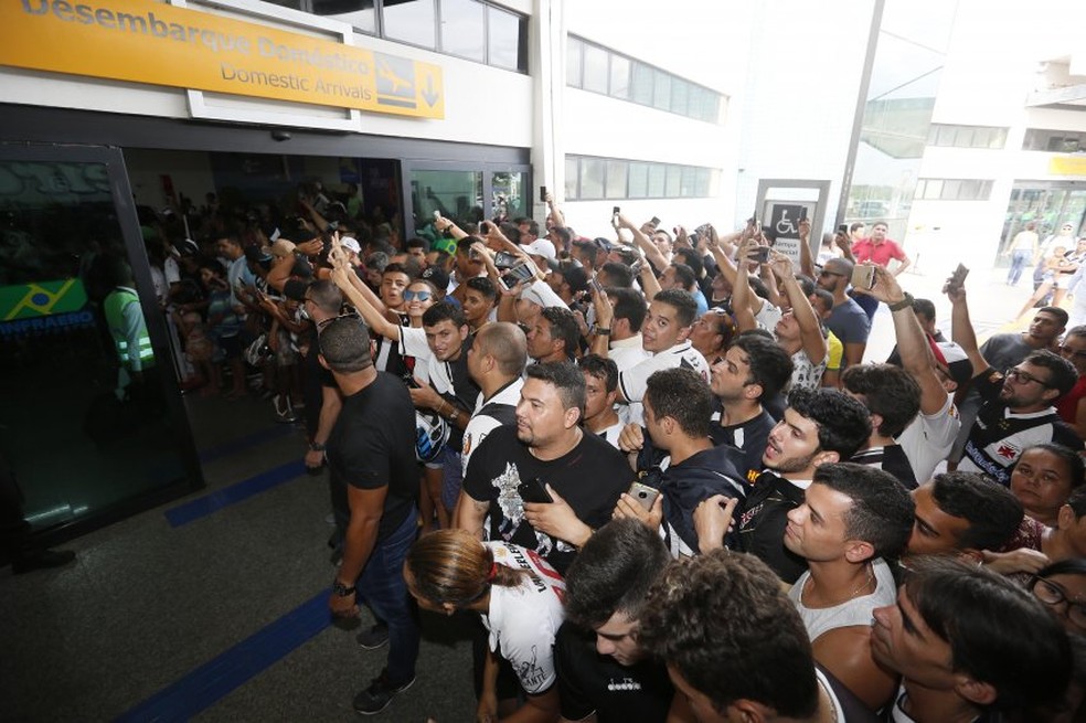 Muita gente esperava o Vasco em Petrolina — Foto: Rafael Ribeiro/Vasco.com.br