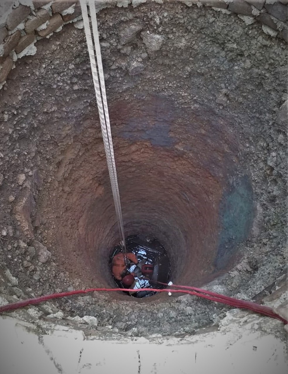 Menino de 5 anos é resgatado após cair em poço — Foto: Divulgação/CBMTO