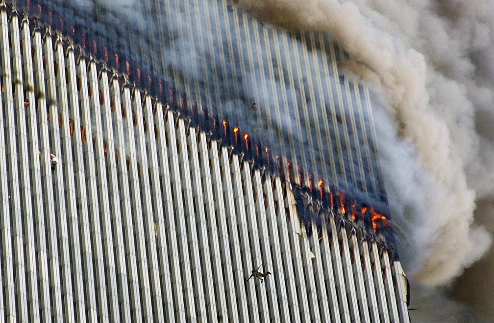 Uma pessoa é vista em queda da torre norte do World Trade Center em chamas enquanto outra se pendura do lado de fora, após os ataques aéreos do 11 de Setembro em Nova York — Foto: Richard Drew/AP/Arquivo